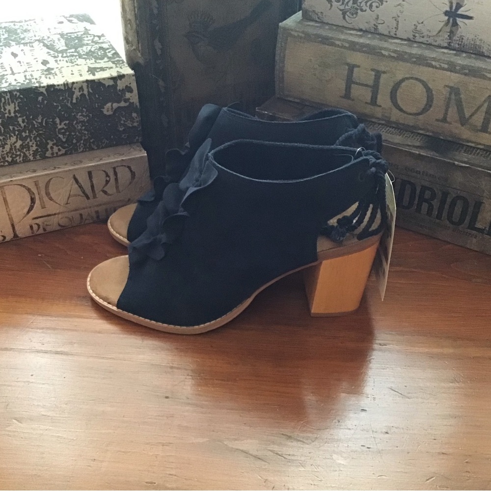 💕Host Pick💕NWT Toms Elba Suede Sandals